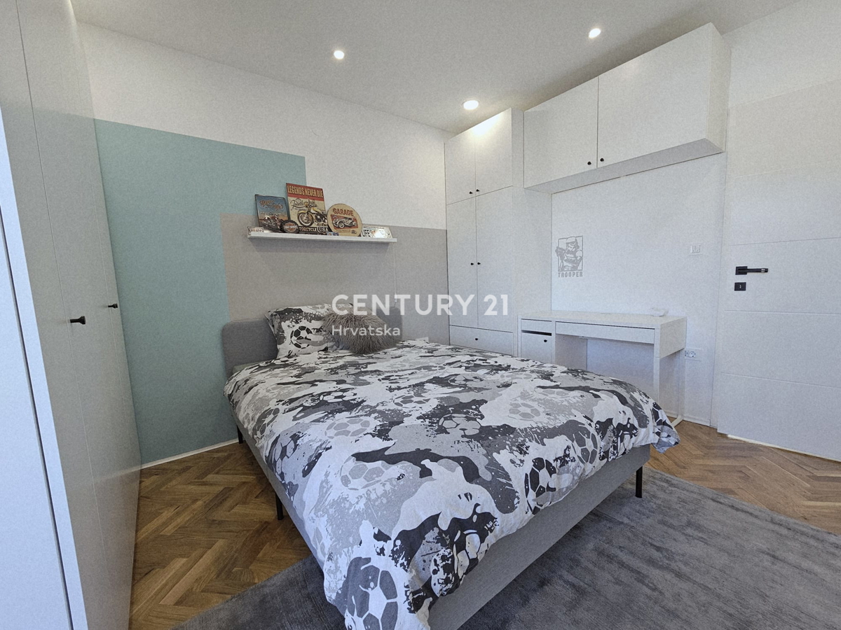 POREČ, APPARTAMENTO TRILOCALE, 800 M DAL MARE