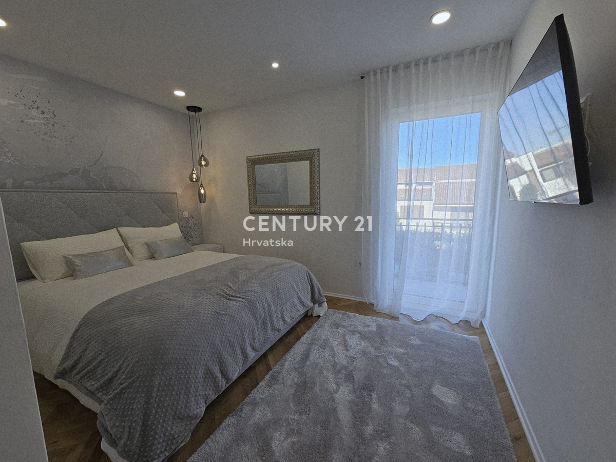 POREČ, APPARTAMENTO TRILOCALE, 800 M DAL MARE