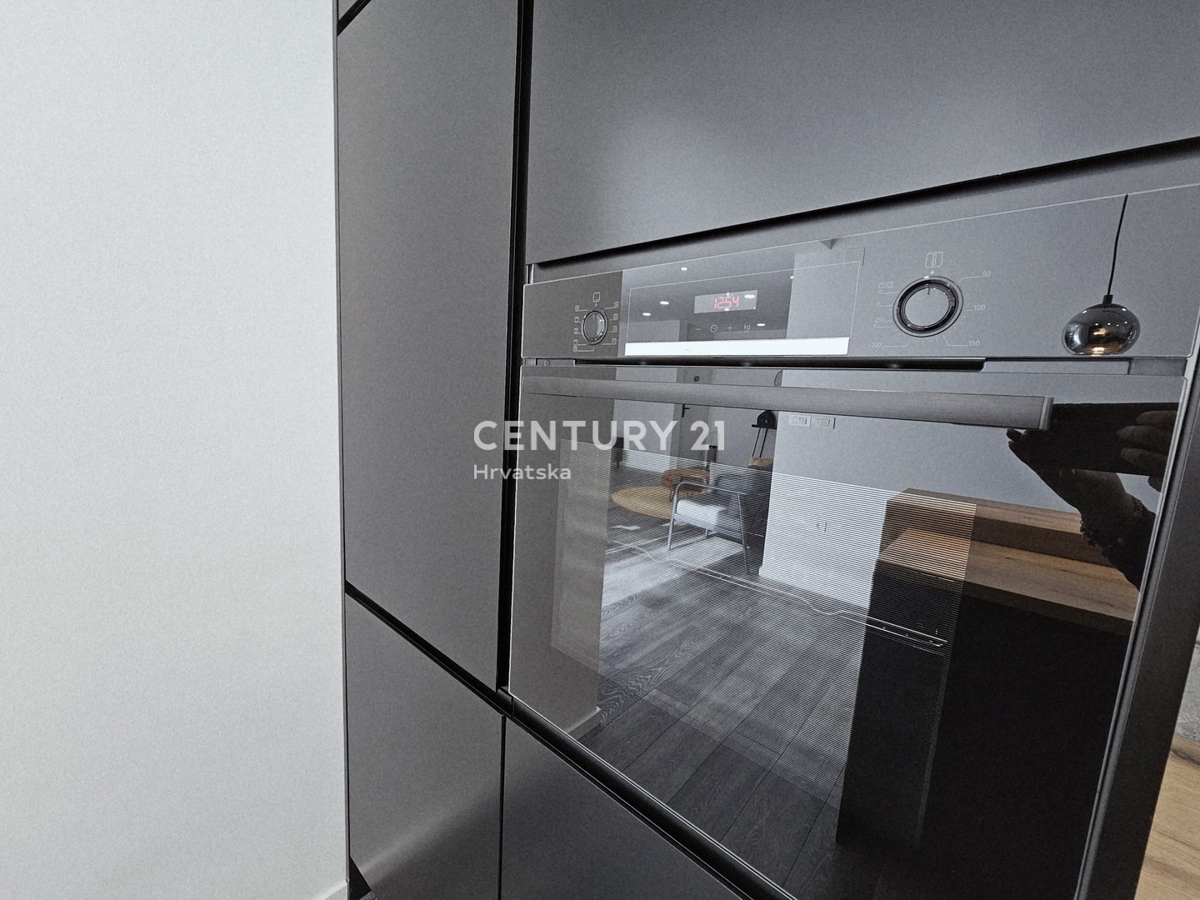 POREČ, APPARTAMENTO TRILOCALE, 800 M DAL MARE