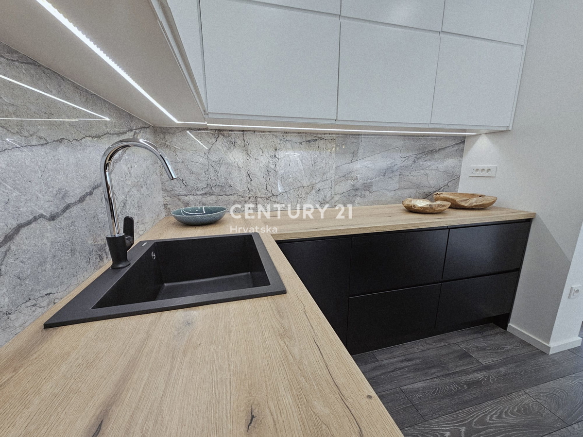 POREČ, APPARTAMENTO TRILOCALE, 800 M DAL MARE