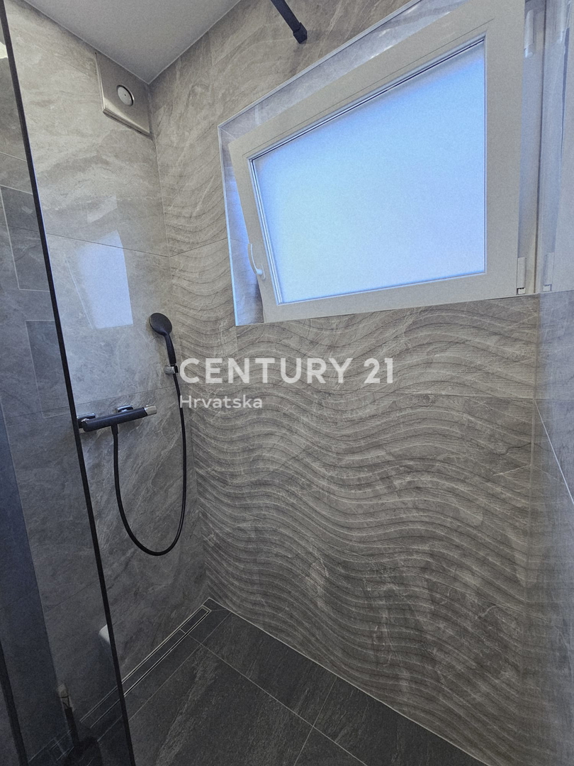 POREČ, APPARTAMENTO TRILOCALE, 800 M DAL MARE