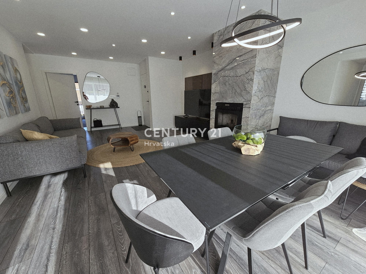 POREČ, APPARTAMENTO TRILOCALE, 800 M DAL MARE