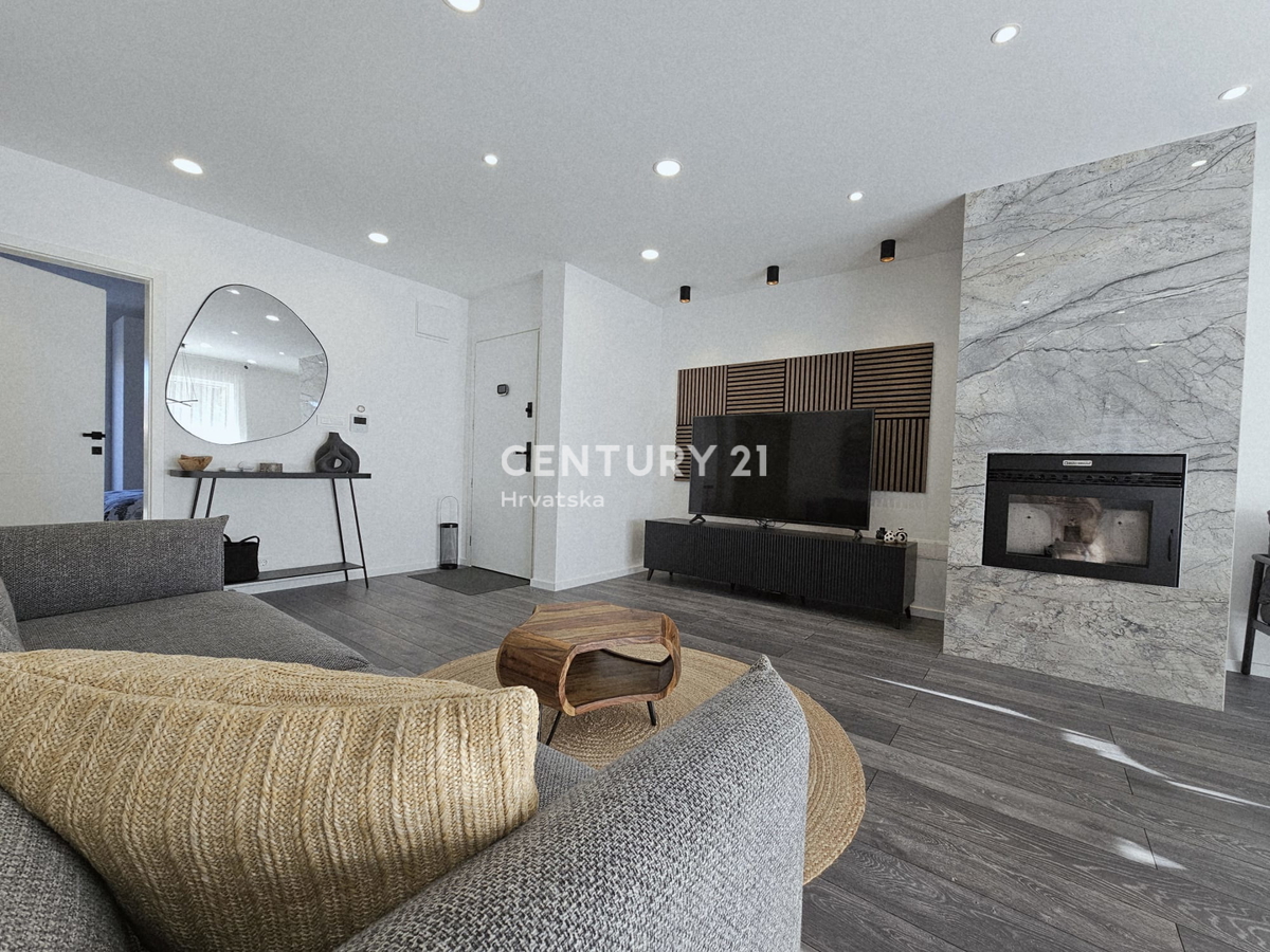 POREČ, APPARTAMENTO TRILOCALE, 800 M DAL MARE