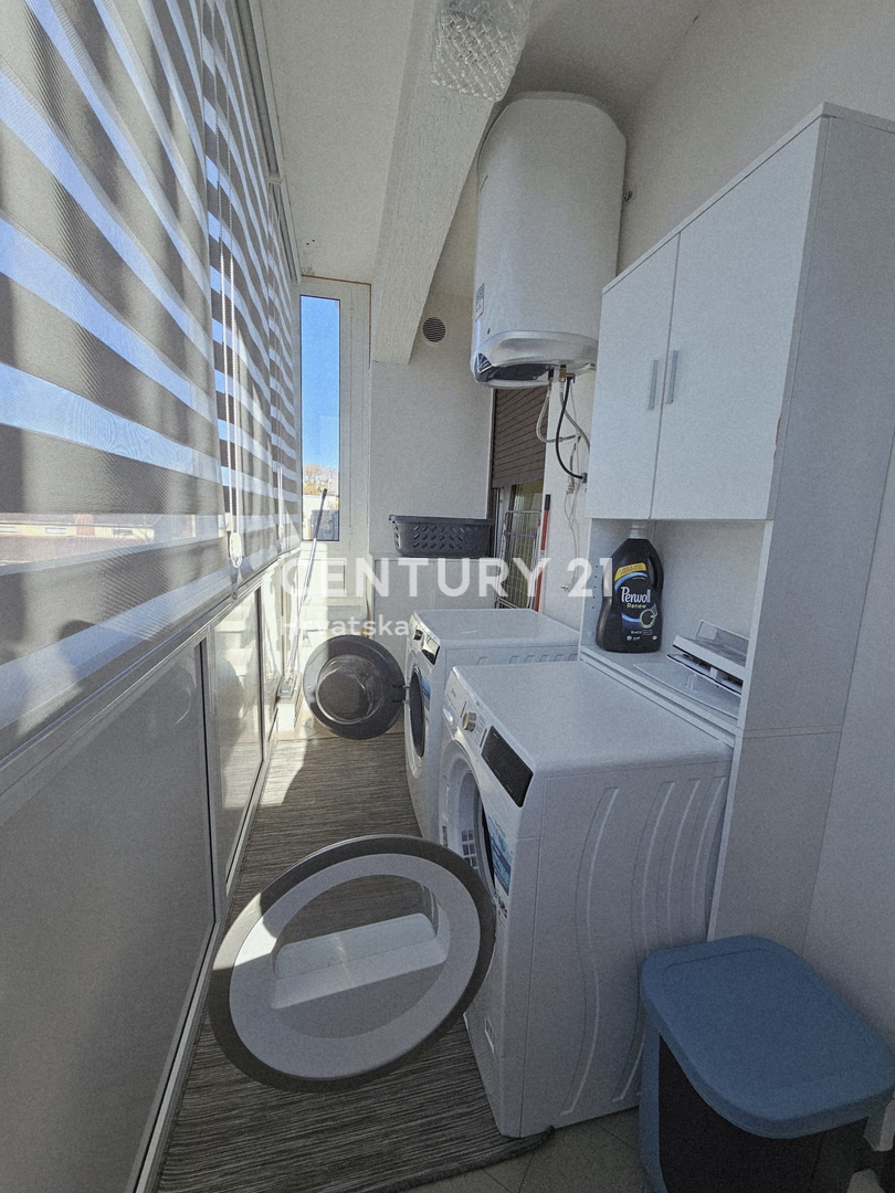 POREČ, APPARTAMENTO TRILOCALE, 800 M DAL MARE