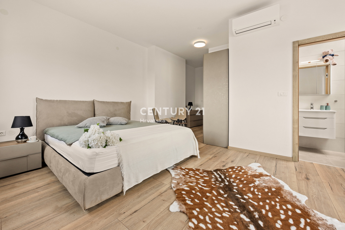 MEDULIN, AMPIO E LUSSUOSO APPARTAMENTO CON PISCINA E VISTA MARE