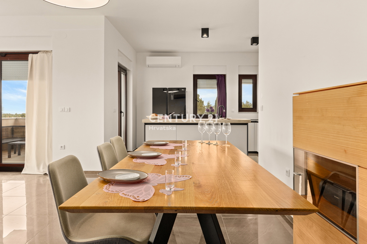 MEDULIN, AMPIO E LUSSUOSO APPARTAMENTO CON PISCINA E VISTA MARE