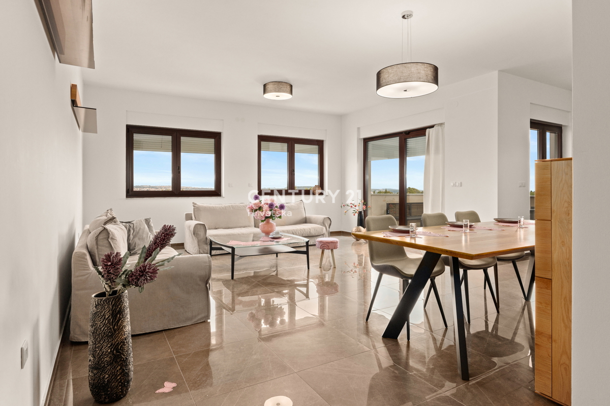 MEDULIN, AMPIO E LUSSUOSO APPARTAMENTO CON PISCINA E VISTA MARE