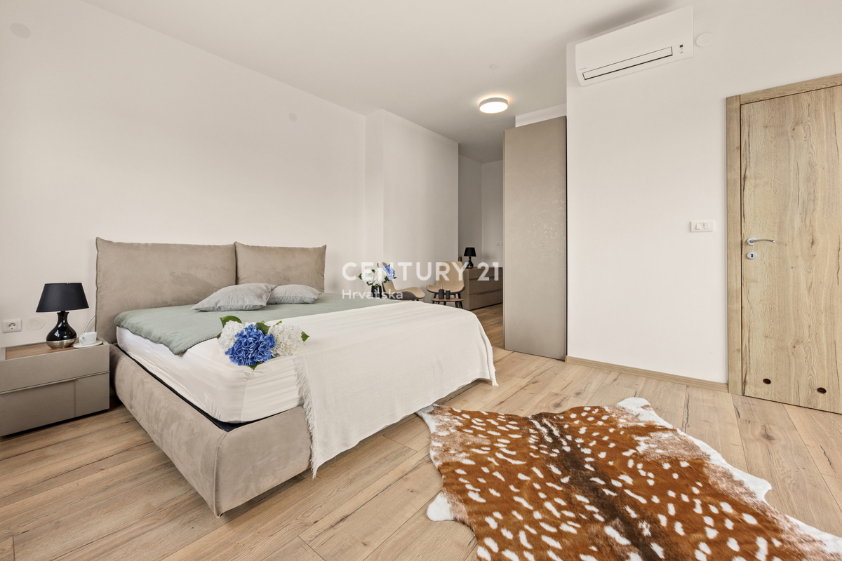 MEDULIN, AMPIO E LUSSUOSO APPARTAMENTO CON PISCINA E VISTA MARE