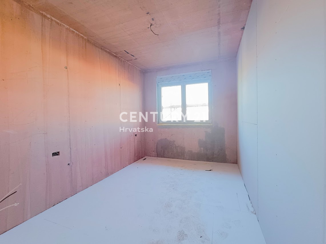 POREČ, IN VENDITA APPARTAMENTO CON TRE CAMERE DA LETTO AL SECONDO PIANO, VISTA MARE, A 1500 M DAL MARE