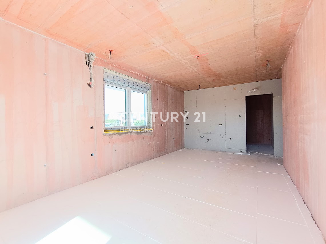 POREČ, IN VENDITA APPARTAMENTO CON TRE CAMERE DA LETTO AL SECONDO PIANO, VISTA MARE, A 1500 M DAL MARE