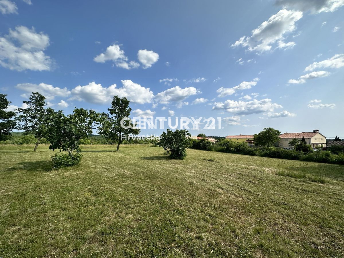 POREČ, VIŠNJAN, TERRENO EDIFICABILE IN POSIZIONE TRANQUILLA