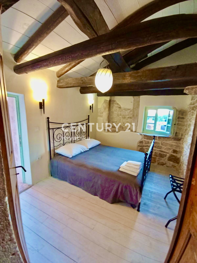 SVETVINČENAT, DINTORNI, AFFASCINANTE CASA IN PIETRA RISTRUTTURATA