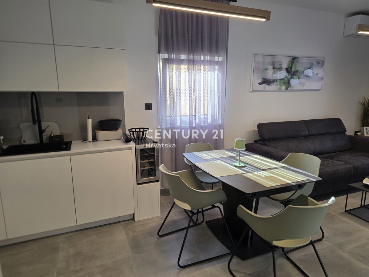 CRIKVENICA, 7 KM, APPARTAMENTO AL PIANO TERRA, NUOVAMENTE RISTRUTTURATO E COMPLETAMENTE ARREDATO, 1 S + DB