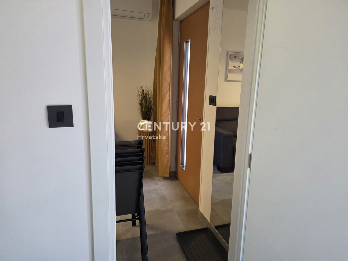 CRIKVENICA, 7 KM, APPARTAMENTO AL PIANO TERRA, NUOVAMENTE RISTRUTTURATO E COMPLETAMENTE ARREDATO, 1 S + DB