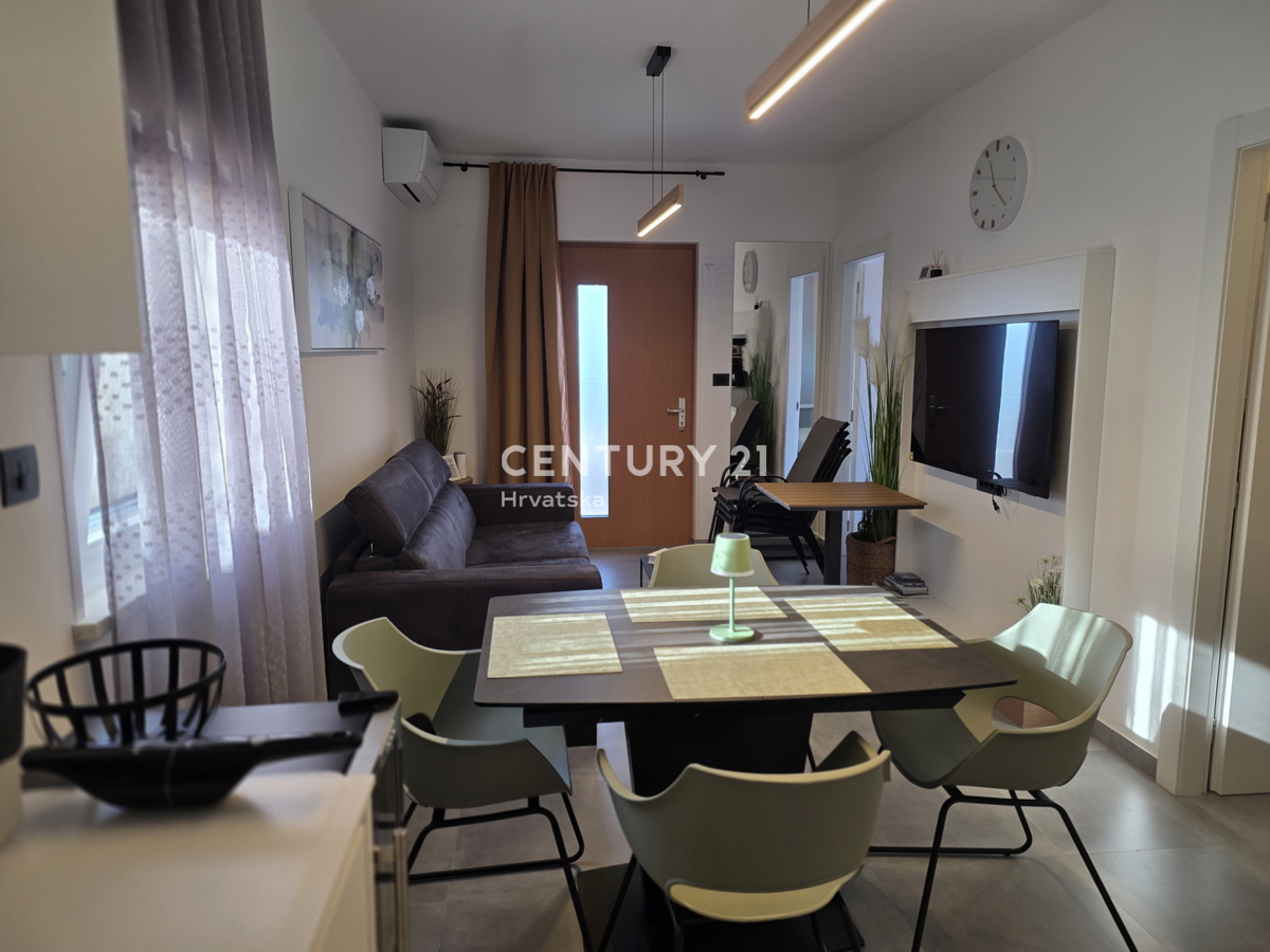 CRIKVENICA, 7 KM, APPARTAMENTO AL PIANO TERRA, NUOVAMENTE RISTRUTTURATO E COMPLETAMENTE ARREDATO, 1 S + DB