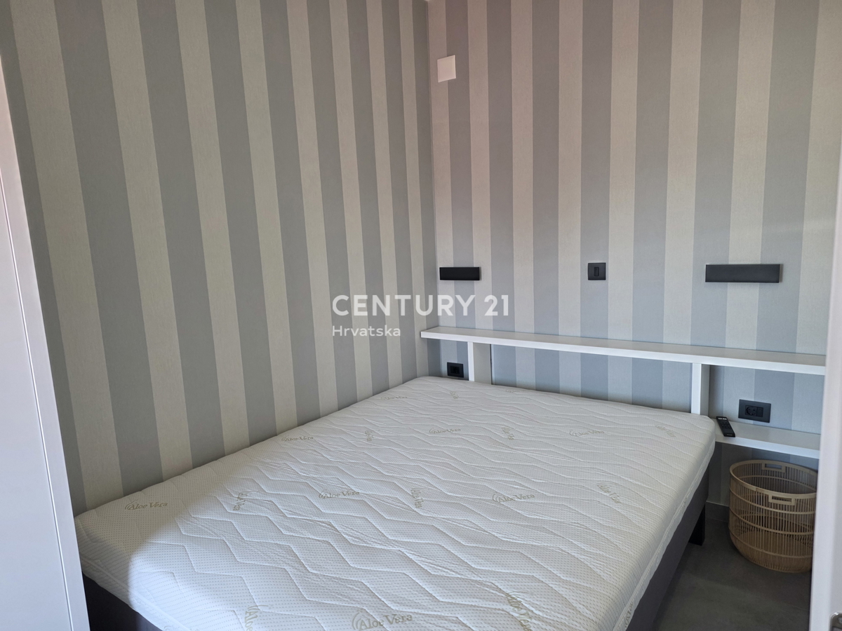 CRIKVENICA, 7 KM, APPARTAMENTO AL PIANO TERRA, NUOVAMENTE RISTRUTTURATO E COMPLETAMENTE ARREDATO, 1 S + DB