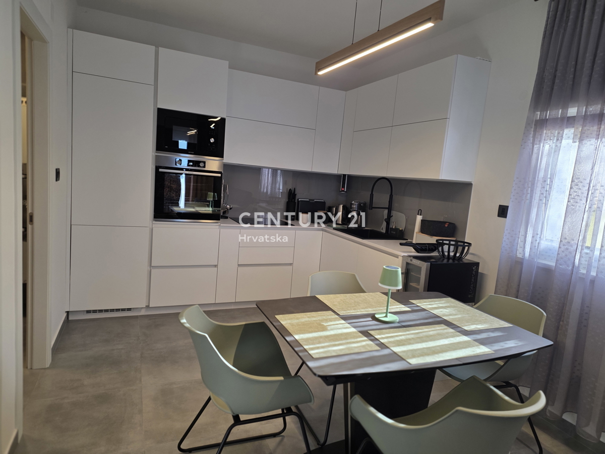 CRIKVENICA, 7 KM, APPARTAMENTO AL PIANO TERRA, NUOVAMENTE RISTRUTTURATO E COMPLETAMENTE ARREDATO, 1 S + DB