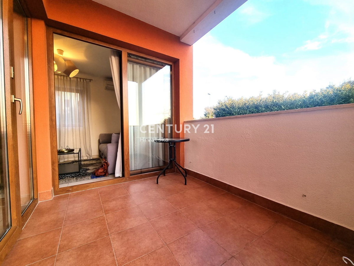 NOVIGRAD, APPARTAMENTO AL PIANO TERRA, UNA CAMERA DA LETTO, 900 M DAL MARE