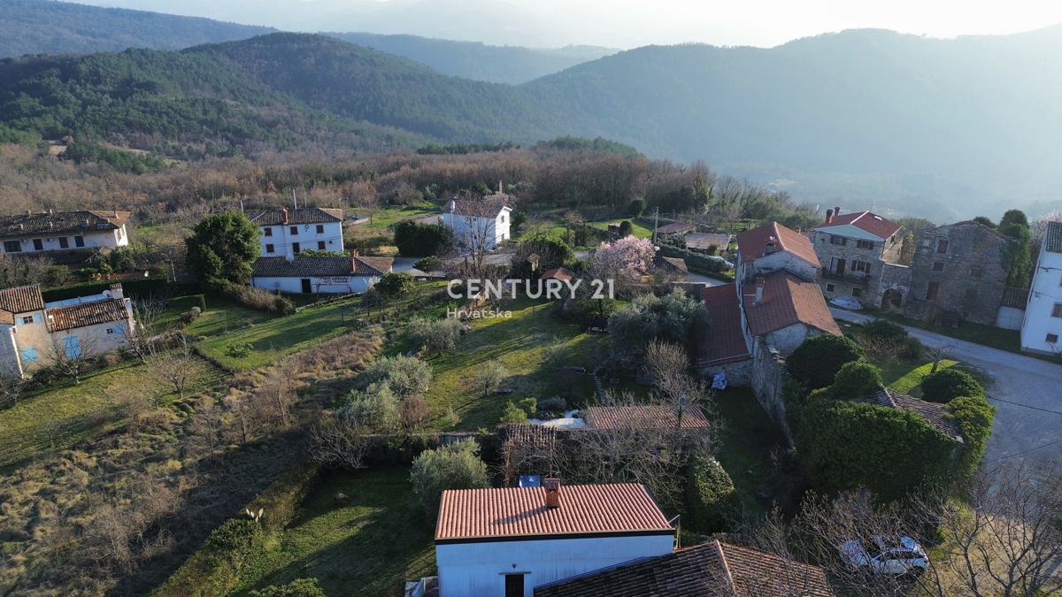 ISTRA, SOVINJAK, CASA CON BEL GIARDINO E SPLENDIDA VISTA