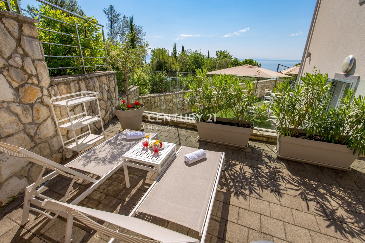 LOVRAN, APPARTAMENTO SU DUE LIVELLI CON VISTA MARE, A 100 M DALLA SPIAGGIA E A 800 M DAL CENTRO STORICO DELLA CITTÀ