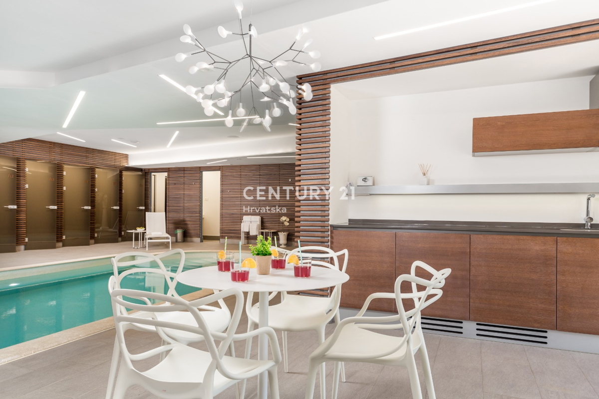 LOVRAN, APPARTAMENTO SU DUE LIVELLI CON VISTA MARE, A 100 M DALLA SPIAGGIA E A 800 M DAL CENTRO STORICO DELLA CITTÀ