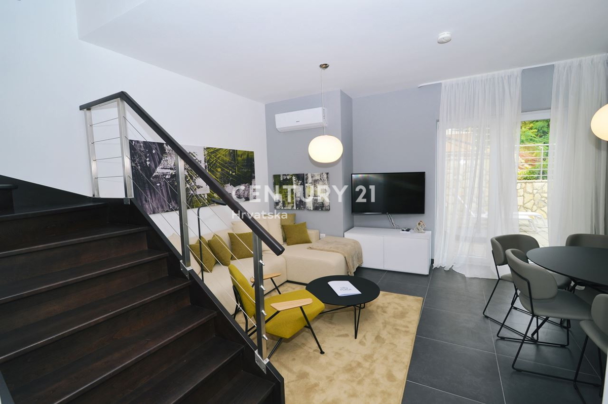 LOVRAN, APPARTAMENTO SU DUE LIVELLI CON VISTA MARE, A 100 M DALLA SPIAGGIA E A 800 M DAL CENTRO STORICO DELLA CITTÀ