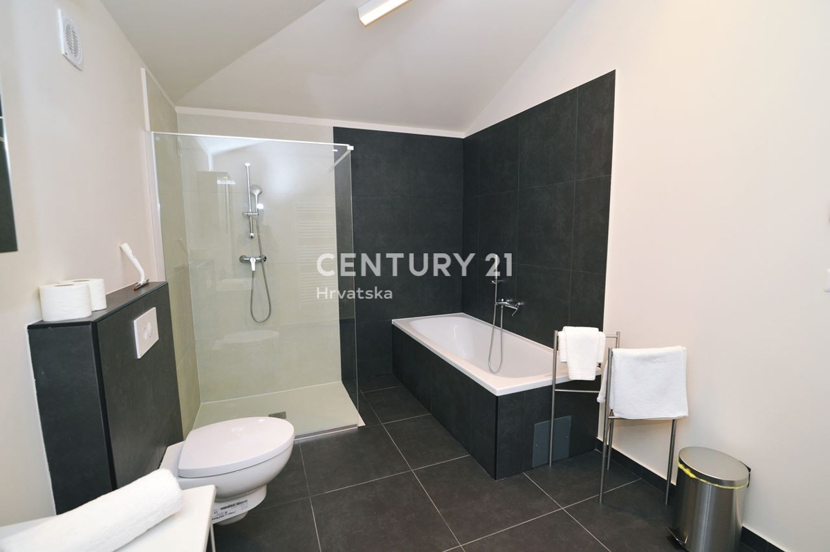 LOVRAN, APPARTAMENTO SU DUE LIVELLI CON VISTA MARE, A 100 M DALLA SPIAGGIA E A 800 M DAL CENTRO STORICO DELLA CITTÀ