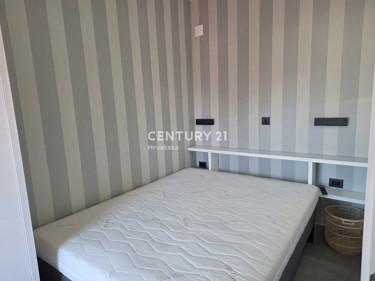 CRIKVENICA, 7 KM, APPARTAMENTO AL PIANO TERRA, NUOVAMENTE RISTRUTTURATO E COMPLETAMENTE ARREDATO, 1 S + DB