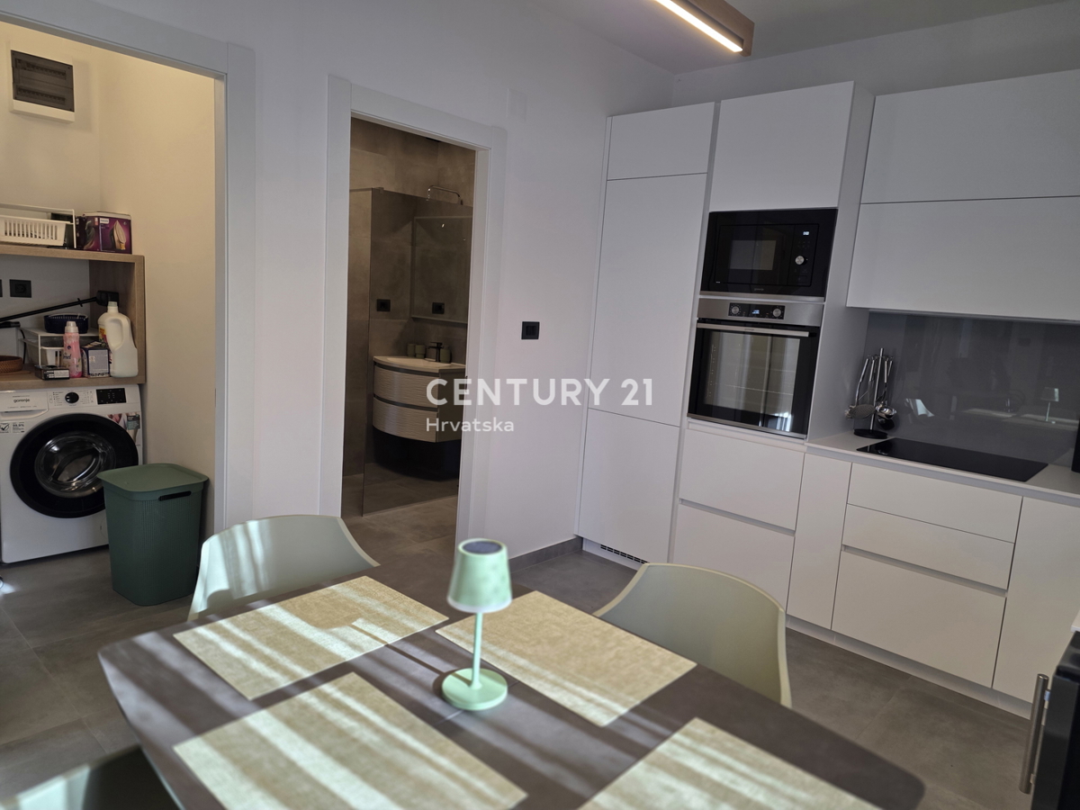 CRIKVENICA, 7 KM, APPARTAMENTO AL PIANO TERRA, NUOVAMENTE RISTRUTTURATO E COMPLETAMENTE ARREDATO, 1 S + DB