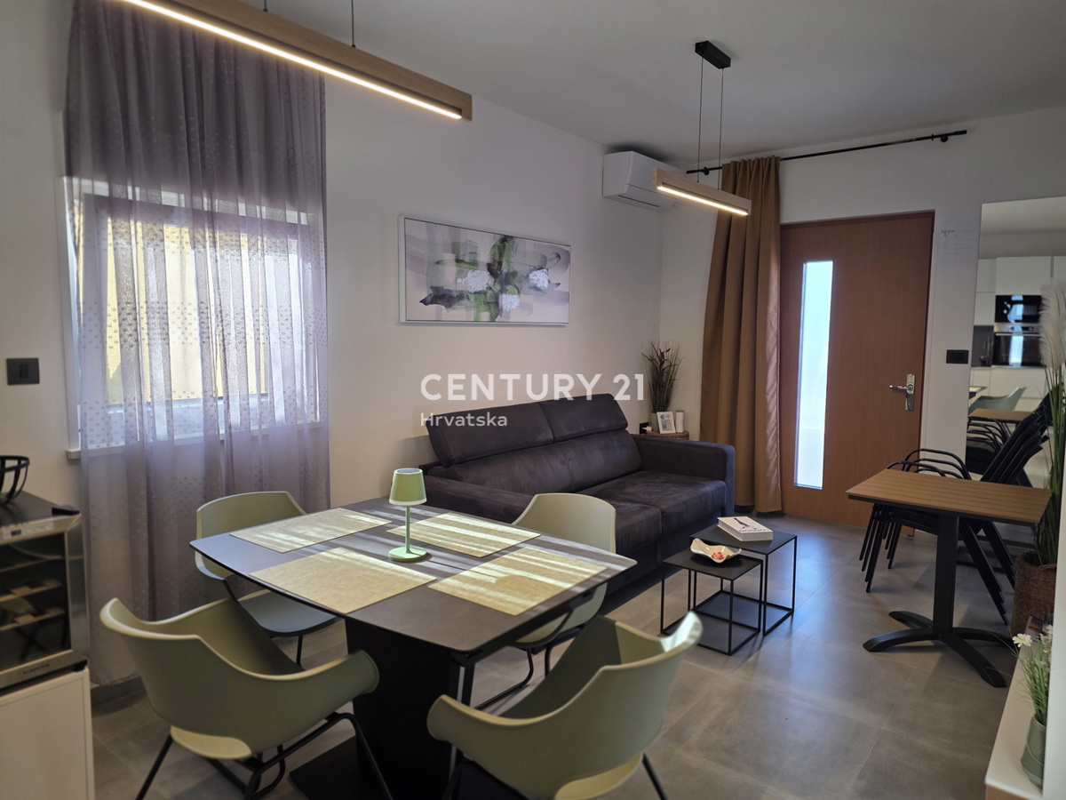 CRIKVENICA, 7 KM, APPARTAMENTO AL PIANO TERRA, NUOVAMENTE RISTRUTTURATO E COMPLETAMENTE ARREDATO, 1 S + DB