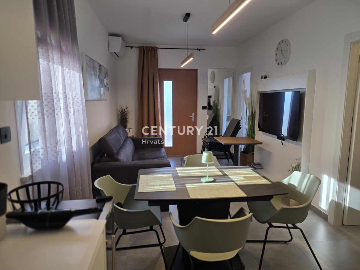 CRIKVENICA, 7 KM, APPARTAMENTO AL PIANO TERRA, NUOVAMENTE RISTRUTTURATO E COMPLETAMENTE ARREDATO, 1 S + DB