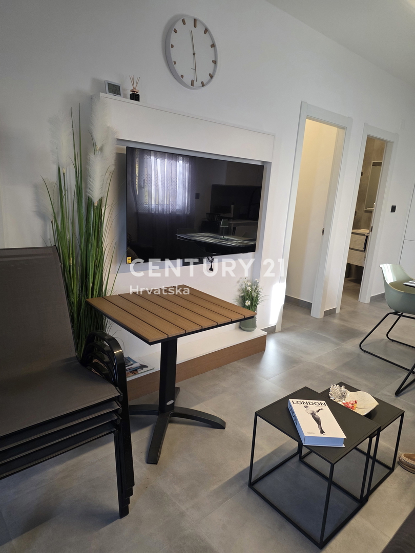 CRIKVENICA, 7 KM, APPARTAMENTO AL PIANO TERRA, NUOVAMENTE RISTRUTTURATO E COMPLETAMENTE ARREDATO, 1 S + DB