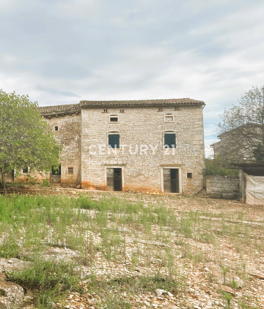 SVETVINČENAT, VENDESI CASA IN PIETRA CON BEL GIARDINO