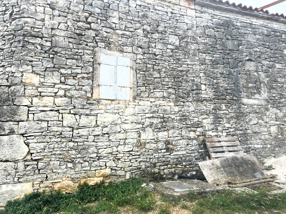SVETVINČENAT, VENDESI CASA IN PIETRA CON BEL GIARDINO