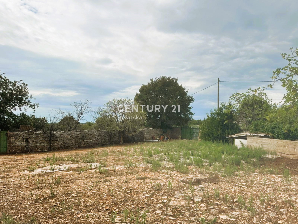 SVETVINČENAT, VENDESI CASA IN PIETRA CON BEL GIARDINO