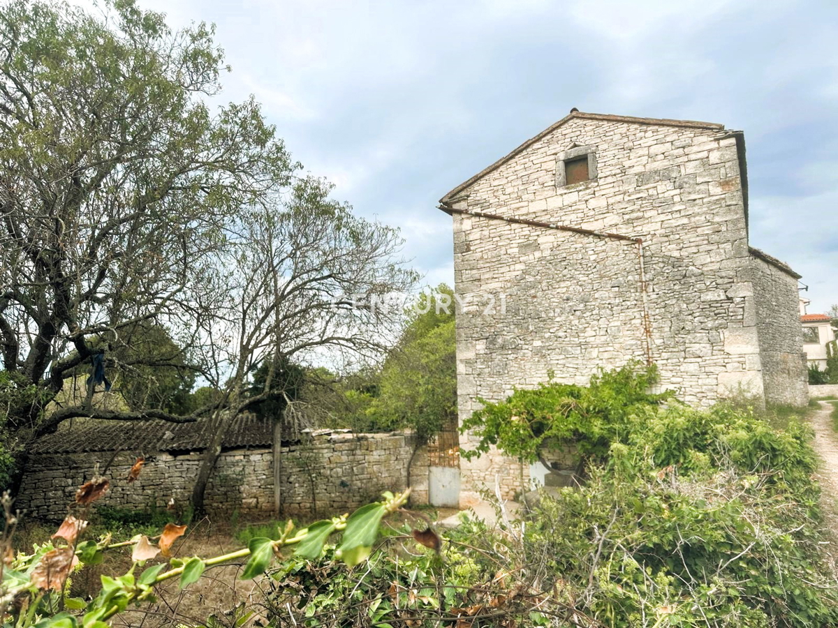 SVETVINČENAT, VENDESI CASA IN PIETRA CON BEL GIARDINO