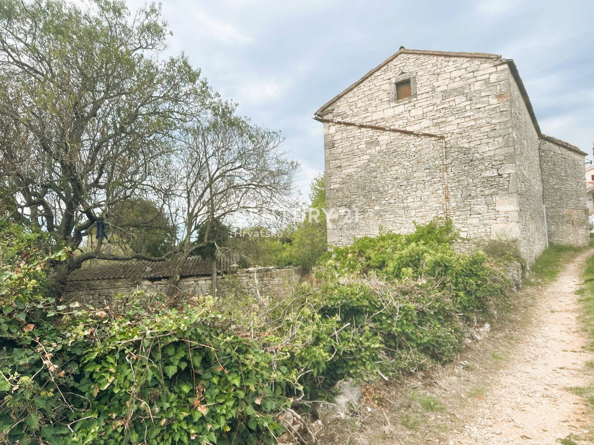 SVETVINČENAT, VENDESI CASA IN PIETRA CON BEL GIARDINO