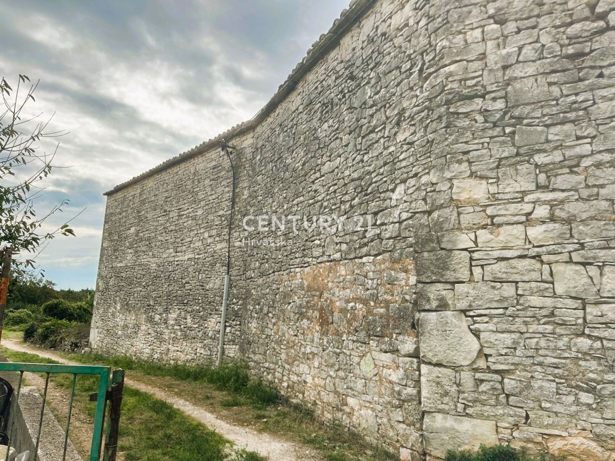 SVETVINČENAT, VENDESI CASA IN PIETRA CON BEL GIARDINO