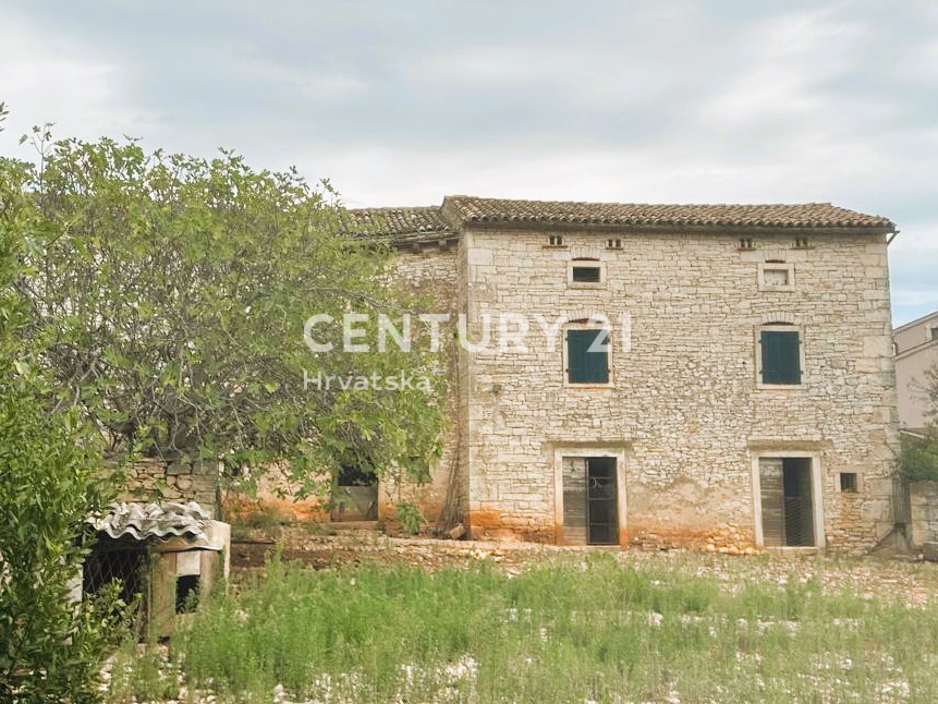 SVETVINČENAT, VENDESI CASA IN PIETRA CON BEL GIARDINO