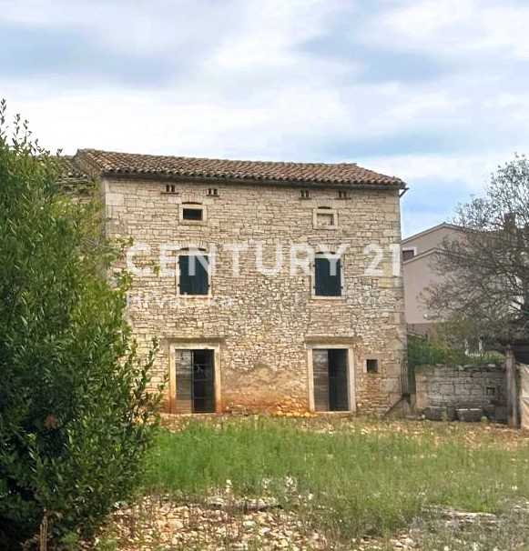 SVETVINČENAT, VENDESI CASA IN PIETRA CON BEL GIARDINO