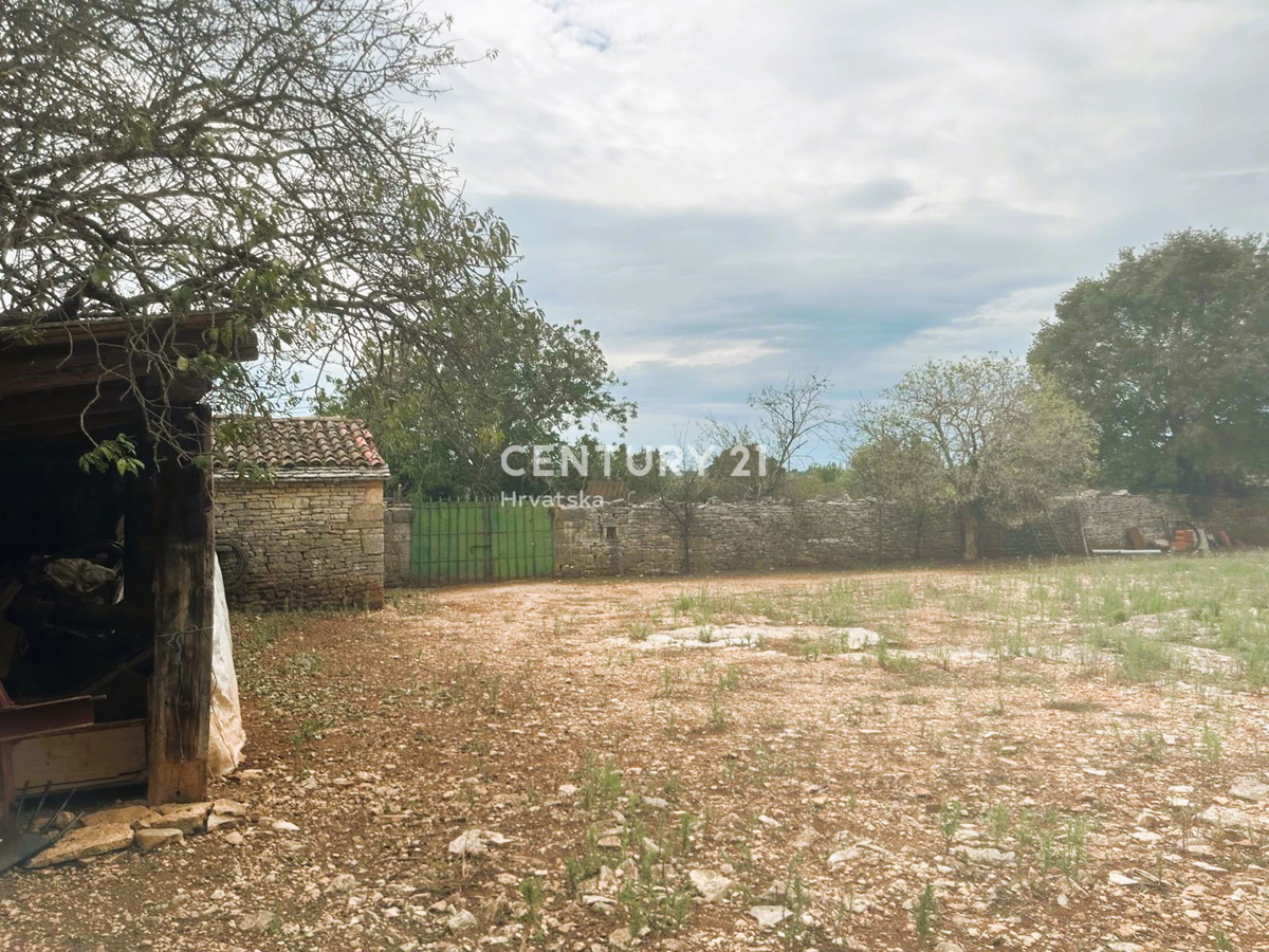 SVETVINČENAT, VENDESI CASA IN PIETRA CON BEL GIARDINO