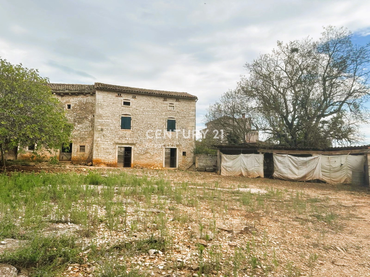 SVETVINČENAT, VENDESI CASA IN PIETRA CON BEL GIARDINO