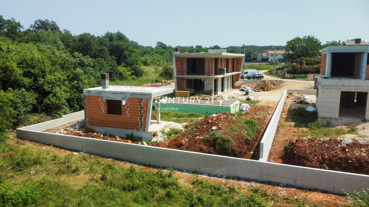 POREČ, 8 KM, MODERNA NUOVA COSTRUZIONE CIRCONDATA DALLA NATURA