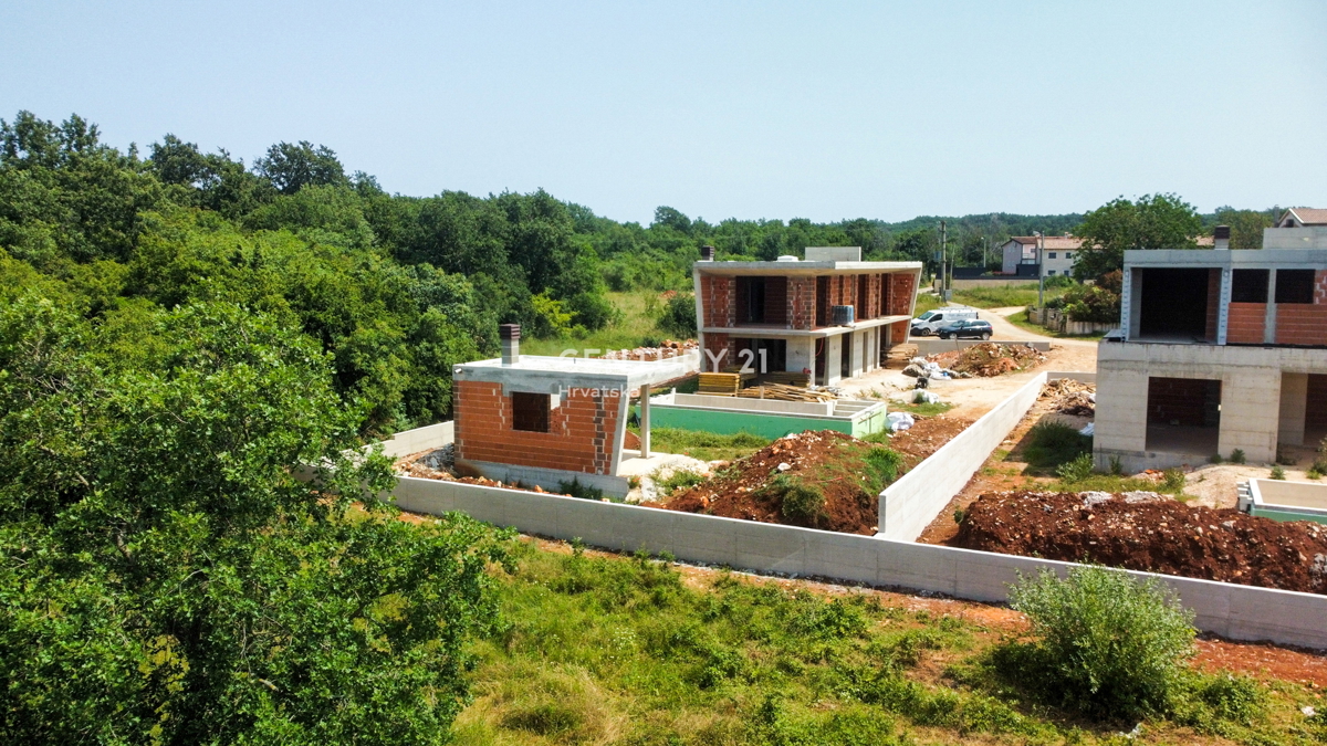 POREČ, 8 KM, MODERNA NUOVA COSTRUZIONE CIRCONDATA DALLA NATURA