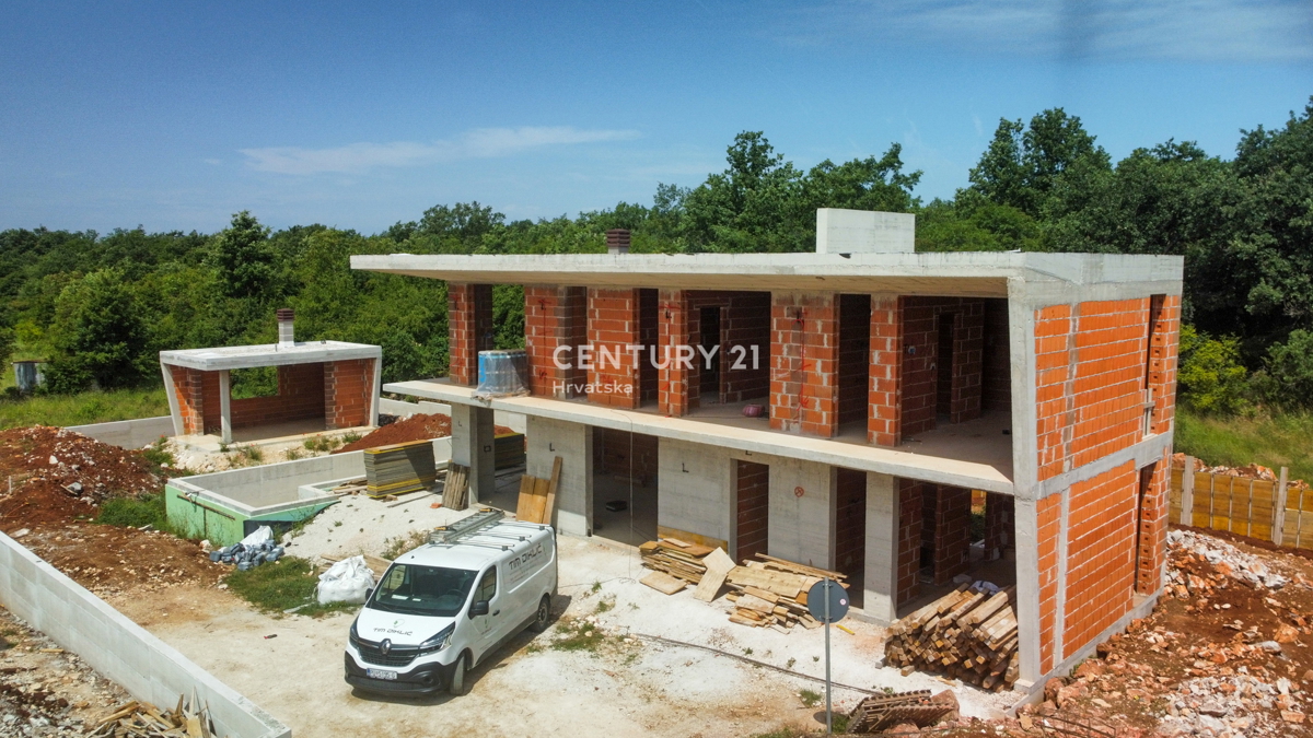 POREČ, 8 KM, MODERNA NUOVA COSTRUZIONE CIRCONDATA DALLA NATURA