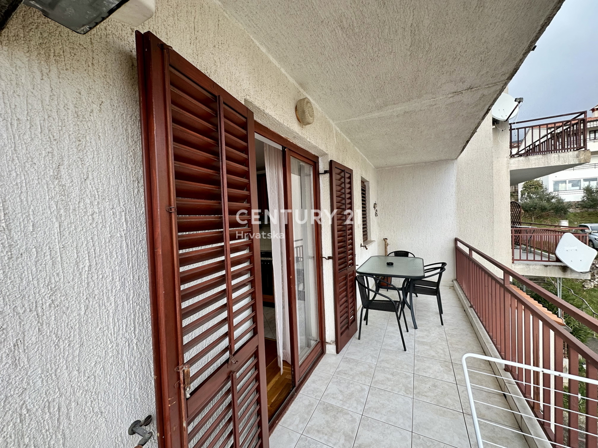 LABIN, RABAC, APPARTAMENTO CON DUE TERRAZZE E VISTA APERTA SUL MARE