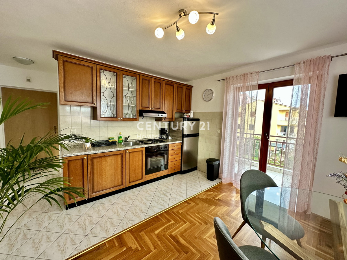 LABIN, RABAC, APPARTAMENTO CON DUE TERRAZZE E VISTA APERTA SUL MARE