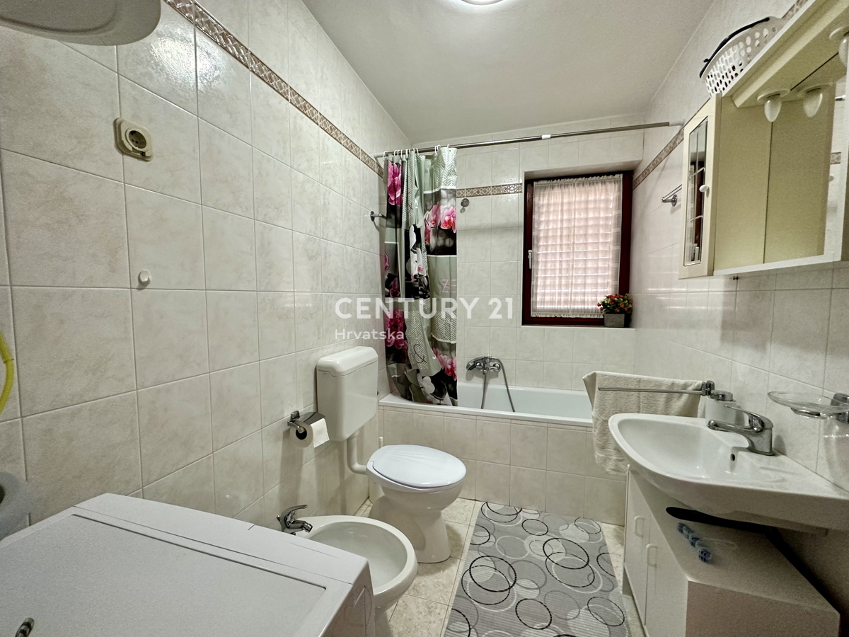 LABIN, RABAC, APPARTAMENTO CON DUE TERRAZZE E VISTA APERTA SUL MARE