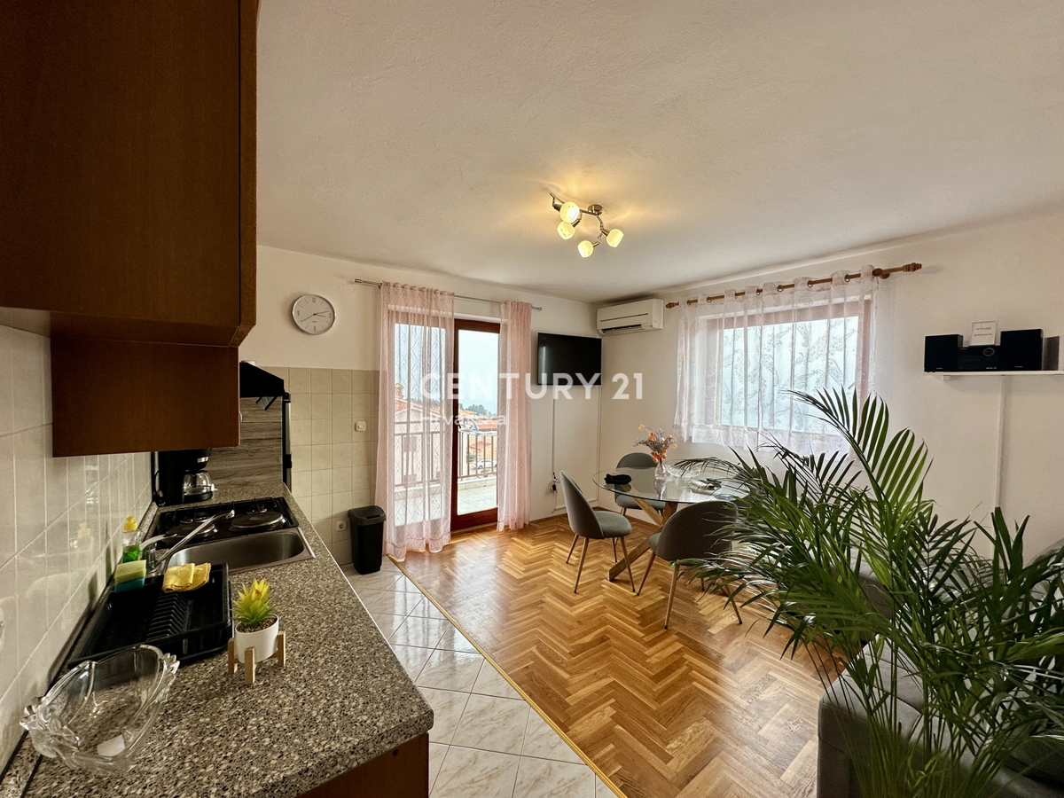 LABIN, RABAC, APPARTAMENTO CON DUE TERRAZZE E VISTA APERTA SUL MARE