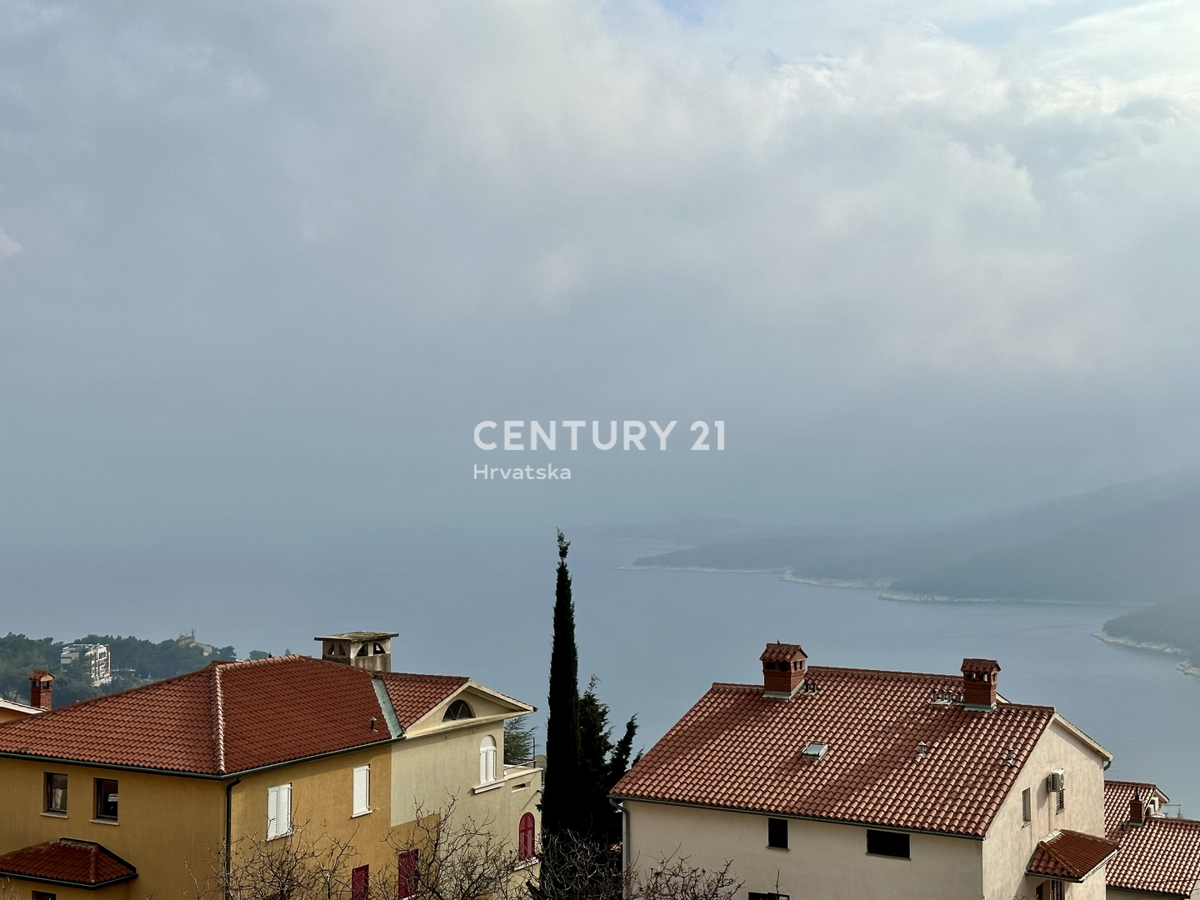 LABIN, RABAC, APPARTAMENTO CON DUE TERRAZZE E VISTA APERTA SUL MARE
